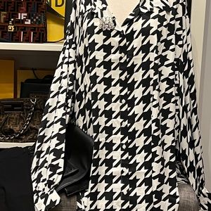 Gorgeous houndstooth hi low Long sleeve Looks great And very fashion forward